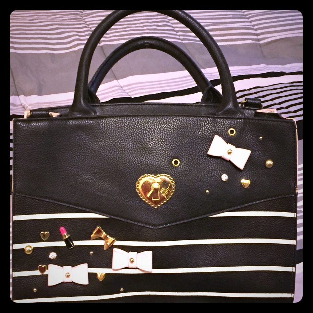 I ❤️ Offers!! Betsey johnson Handbag 😍